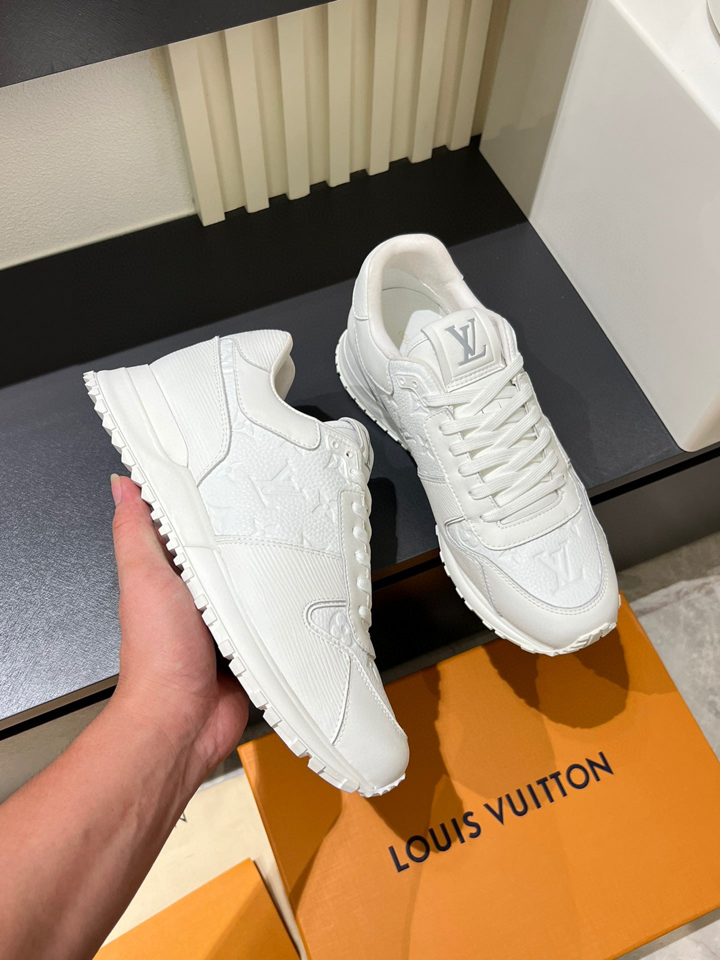 LOUIS VUITTON  Run Away White