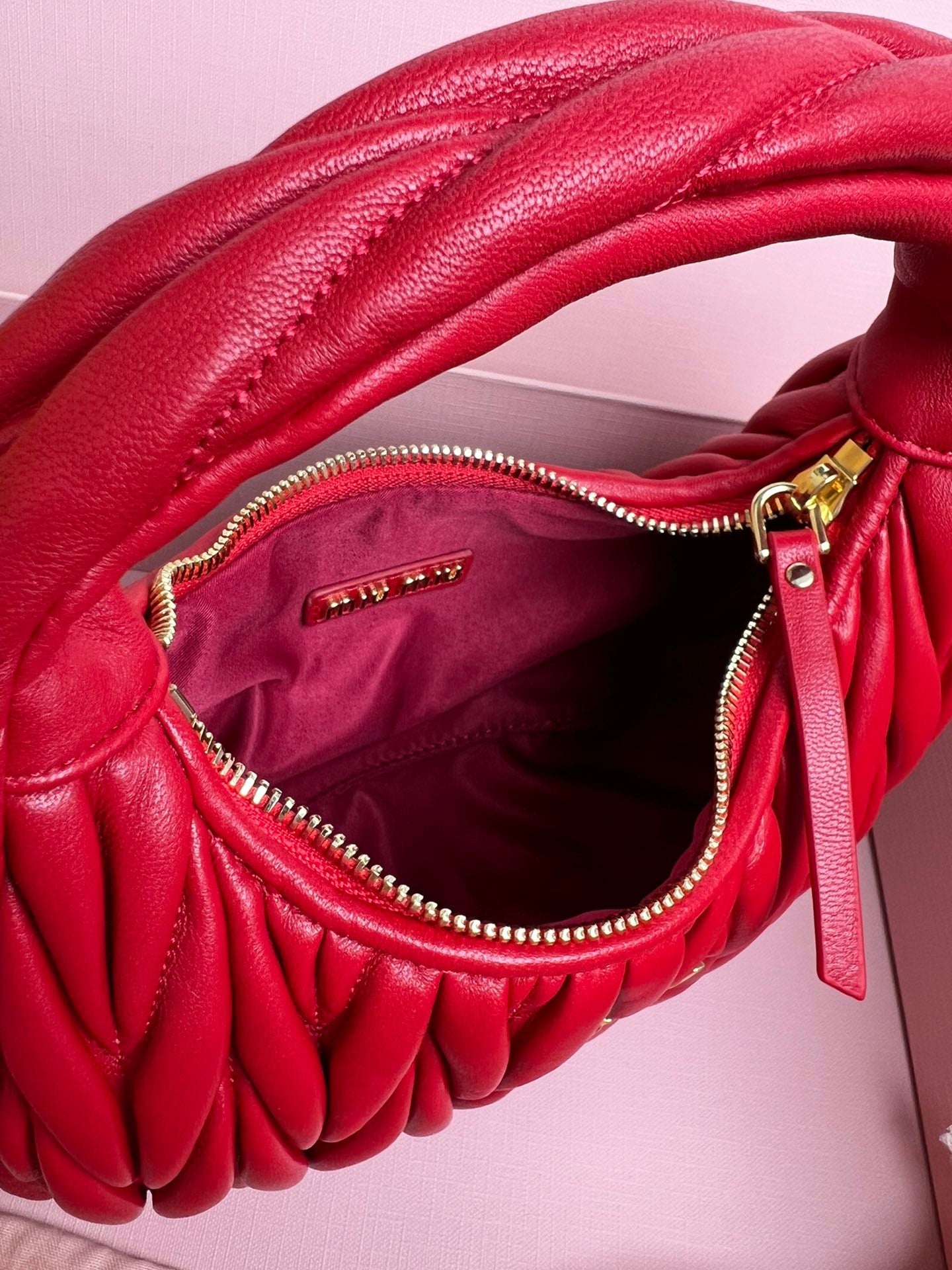 BOLSA Miu Miu Wander Matelasse Satin Mini Hobo Bag Red