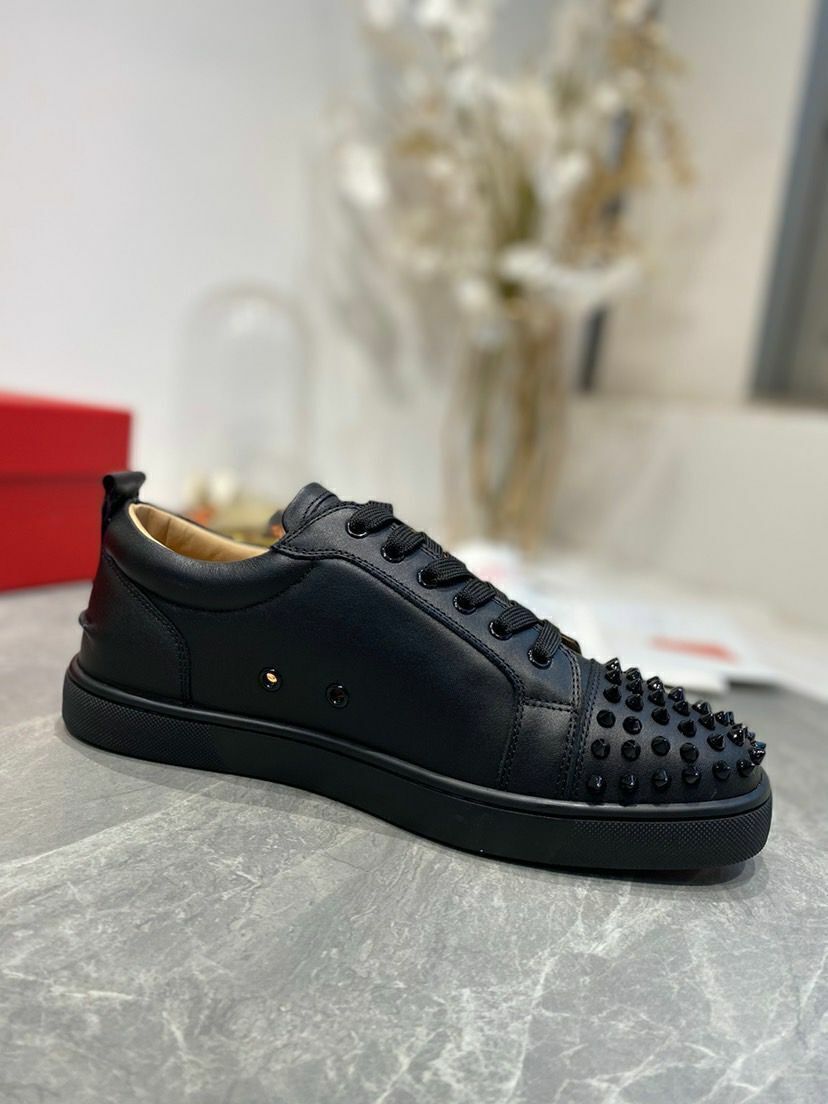 CHRISTIAN LOUBOUTIN Louis Juinior Spikes Size 9 Black