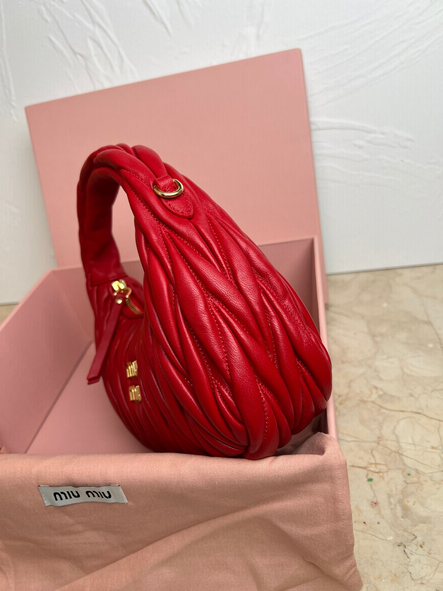 BOLSA Miu Miu Wander Matelasse Satin Mini Hobo Bag Red