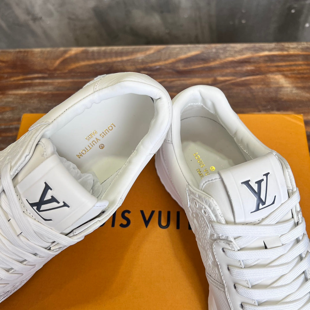 LOUIS VUITTON  Run Away White