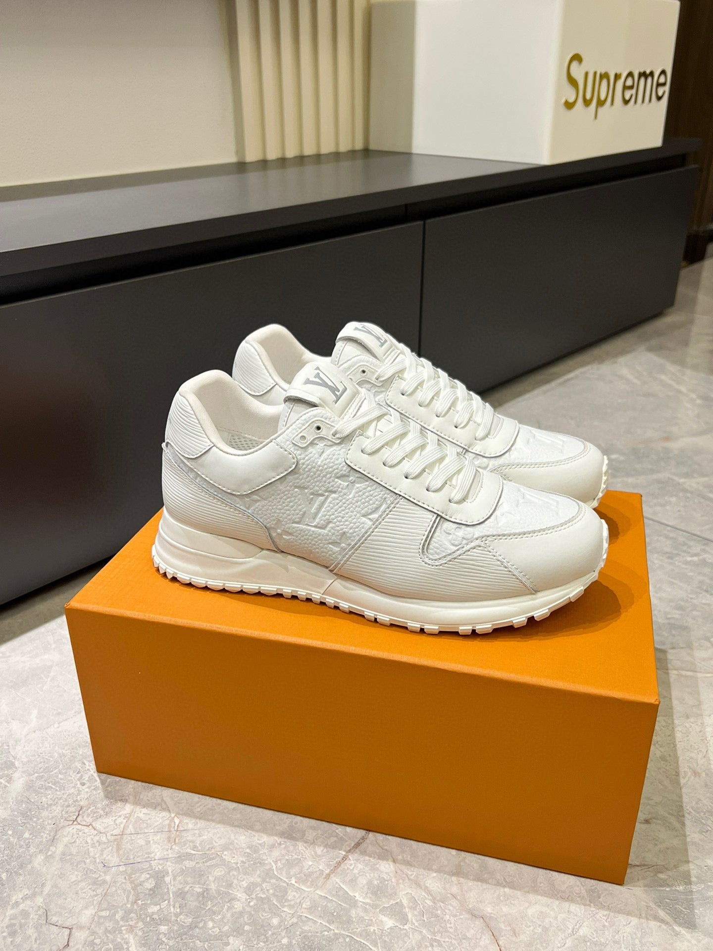 LOUIS VUITTON  Run Away White