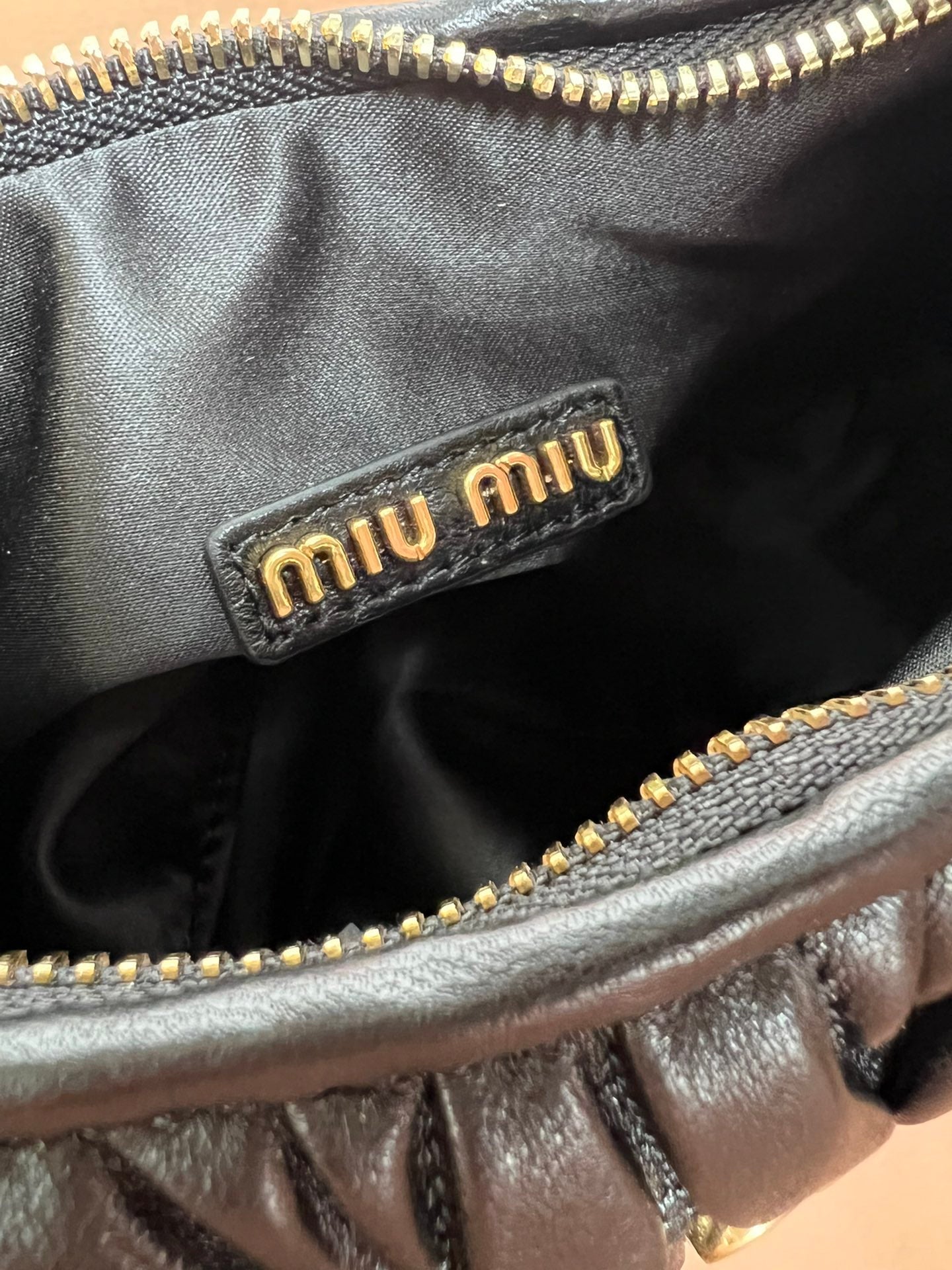 BOLSA Miu Miu Wander Matelasse Satin Mini Hobo Bag Black