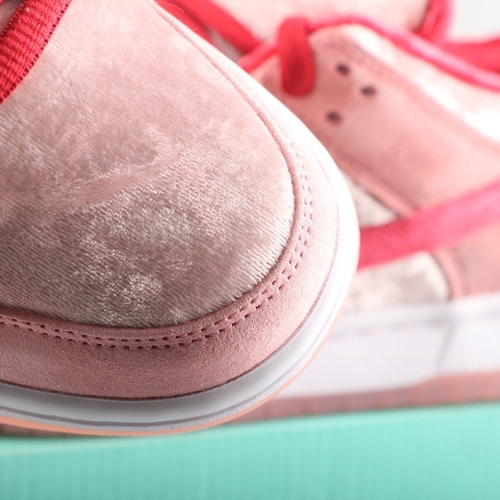 NIKE StrangeLove x Dunk Low SB 'Valentine's Day'