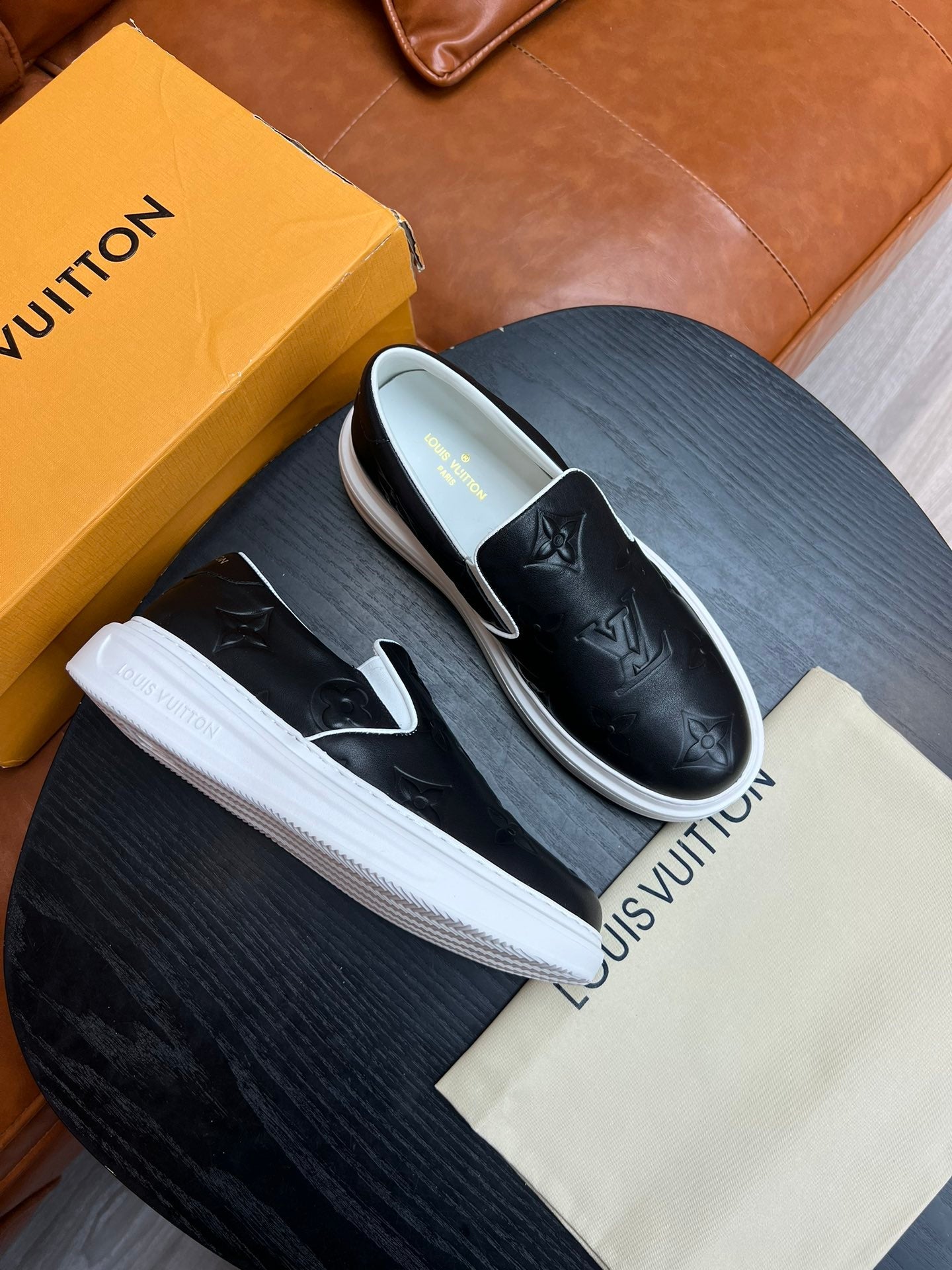 Lv Slip on Leather Black