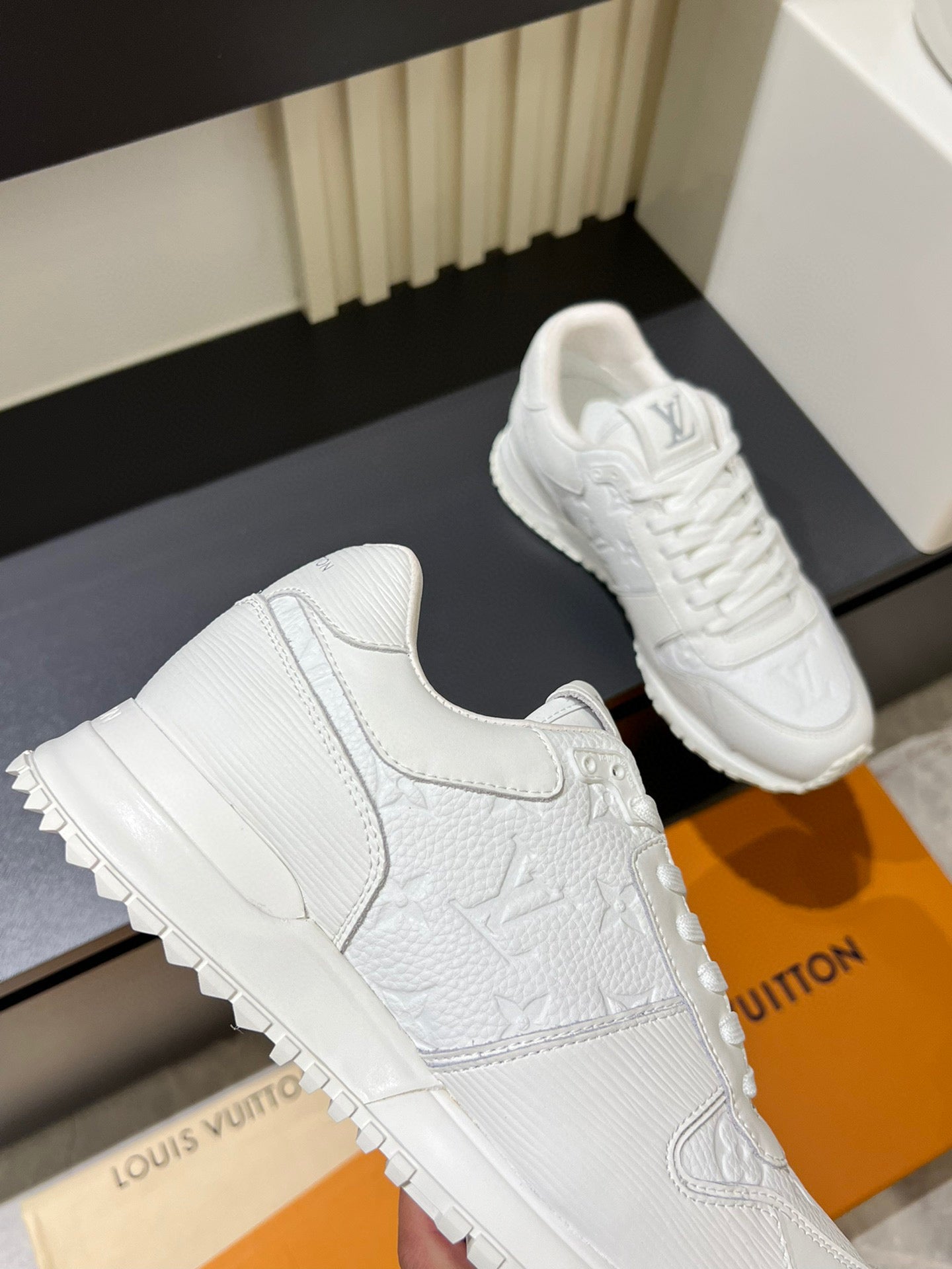 LOUIS VUITTON  Run Away White