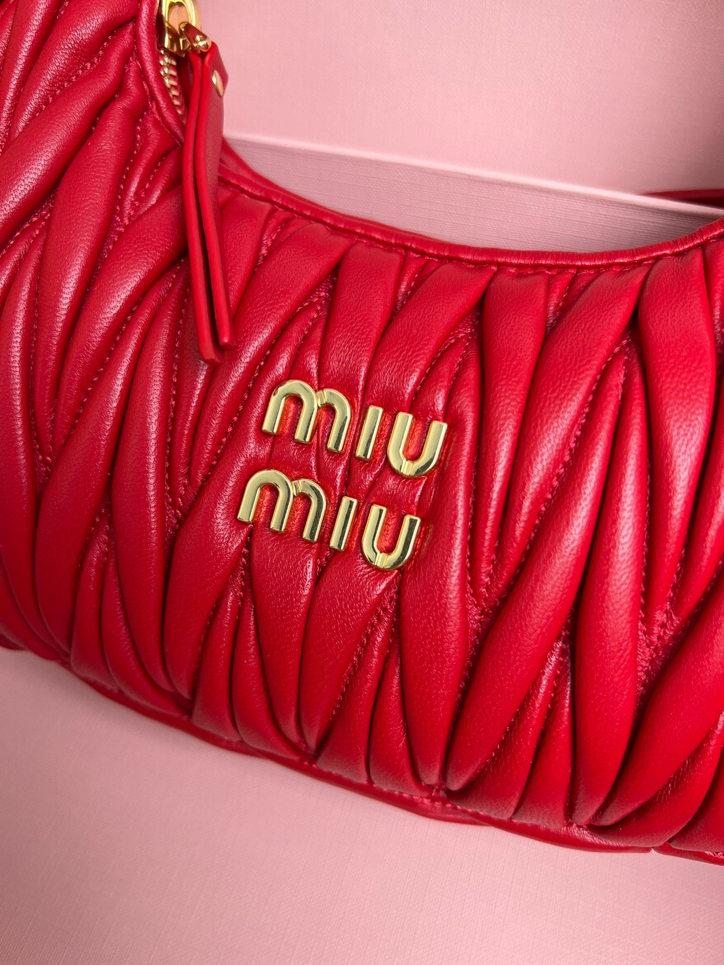 BOLSA Miu Miu Wander Matelasse Satin Mini Hobo Bag Red