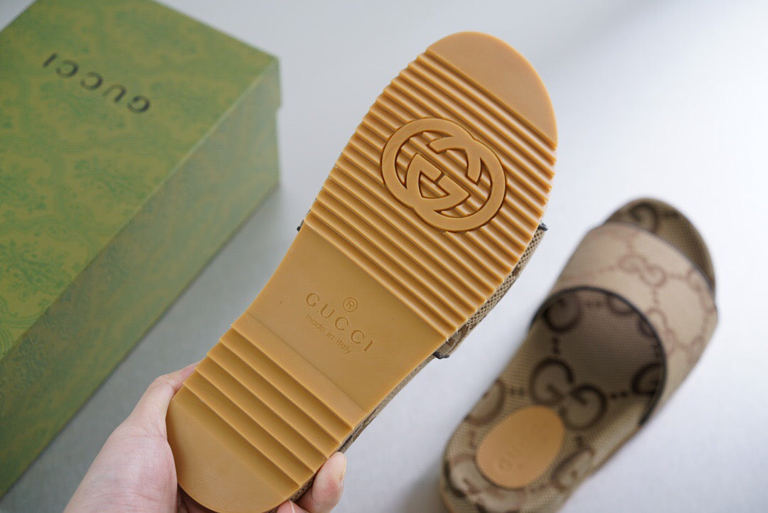 Gucci maxi GG canvas slide sandal (Pronta entrega)