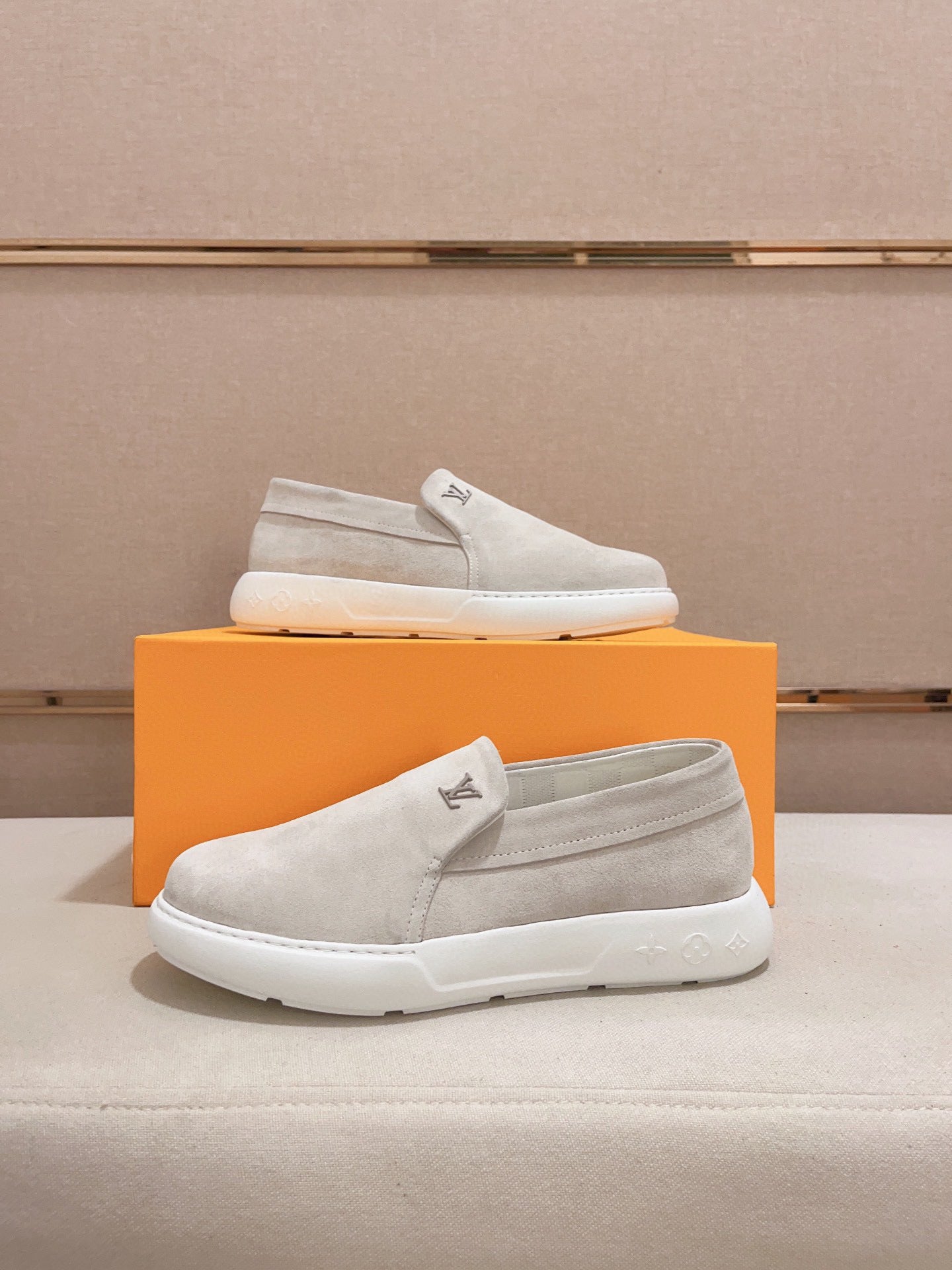 Lv Slip on Suede White