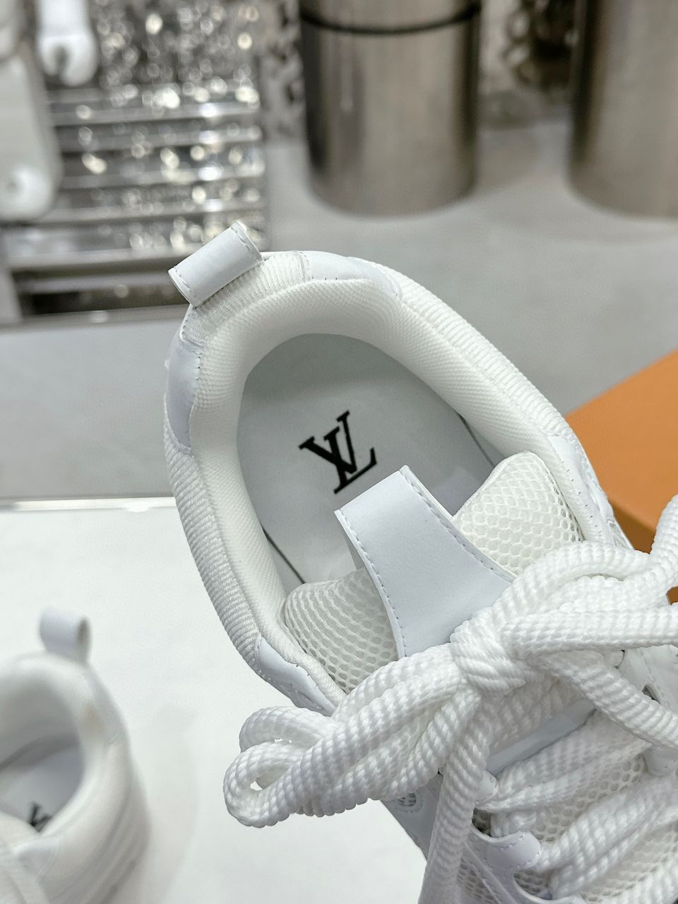 Lv Skate White