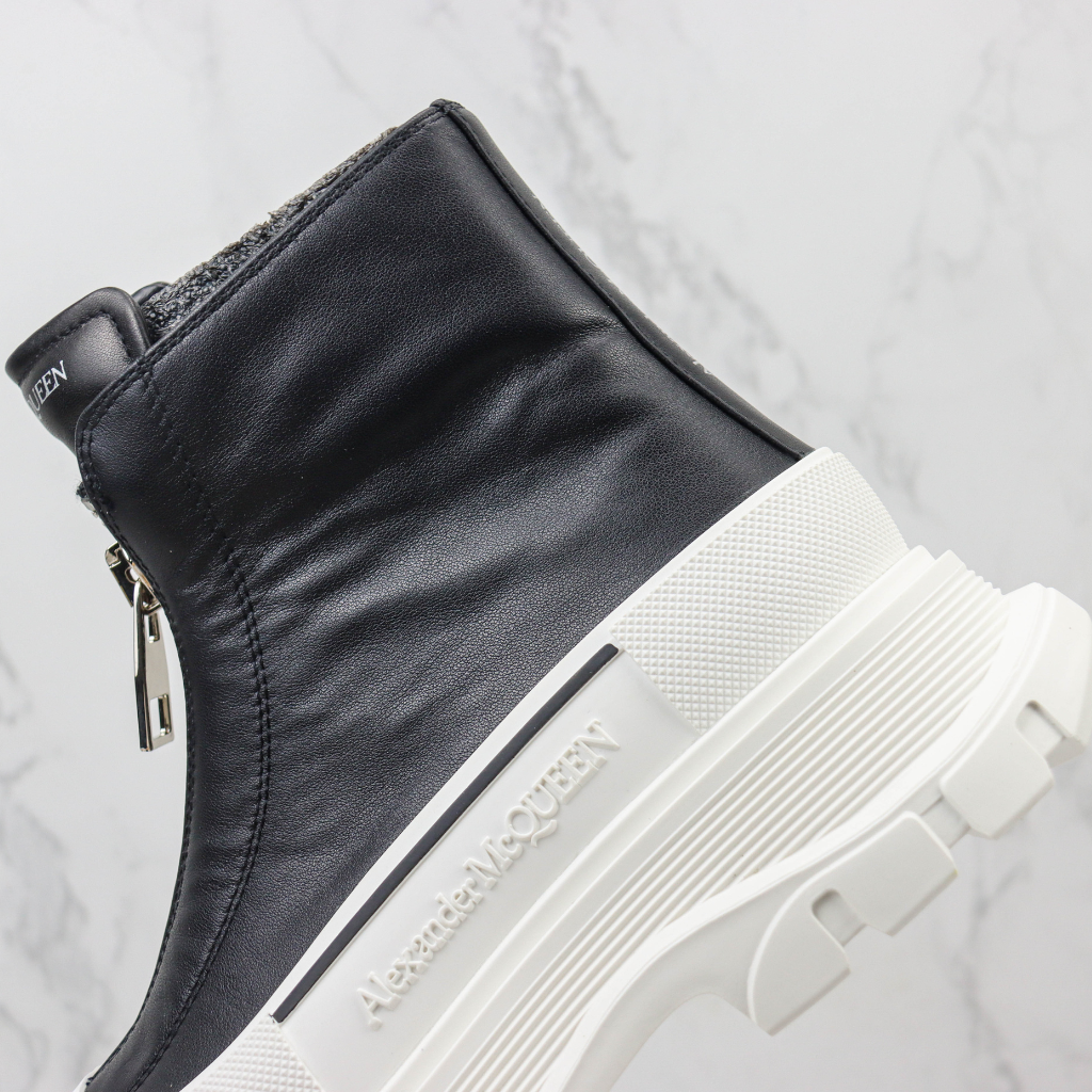 Alexander McQueen Ankle boot Tread Slick com zíper Preto / Branco