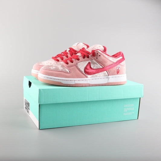 NIKE StrangeLove x Dunk Low SB 'Valentine's Day'