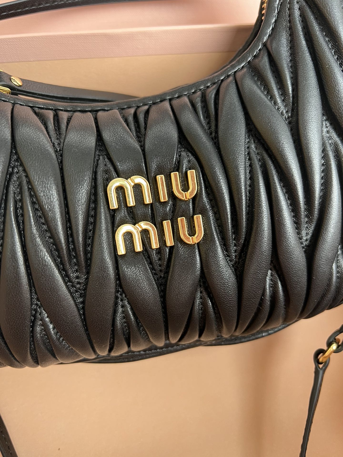 BOLSA Miu Miu Wander Matelasse Satin Mini Hobo Bag Black