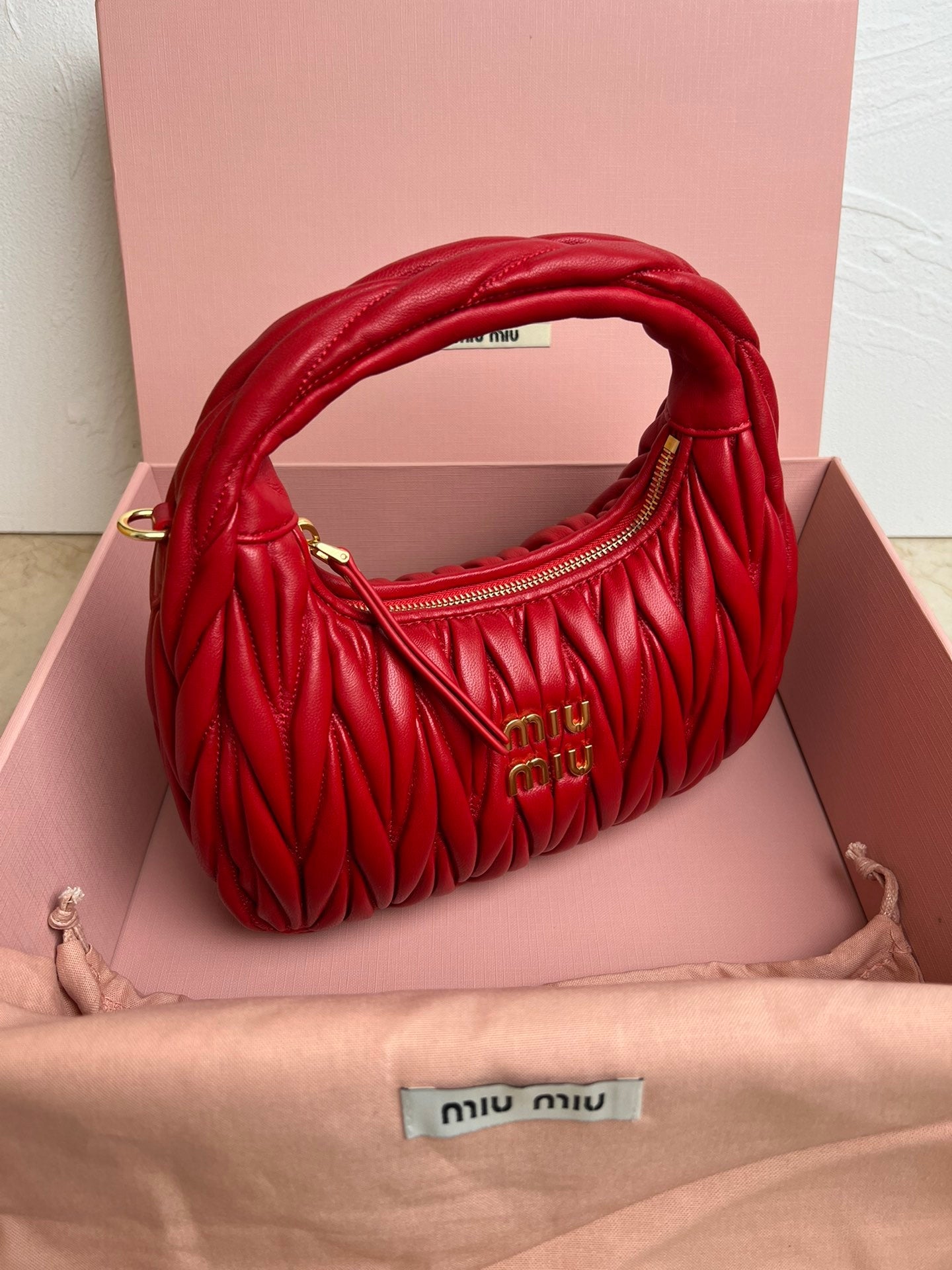 BOLSA Miu Miu Wander Matelasse Satin Mini Hobo Bag Red