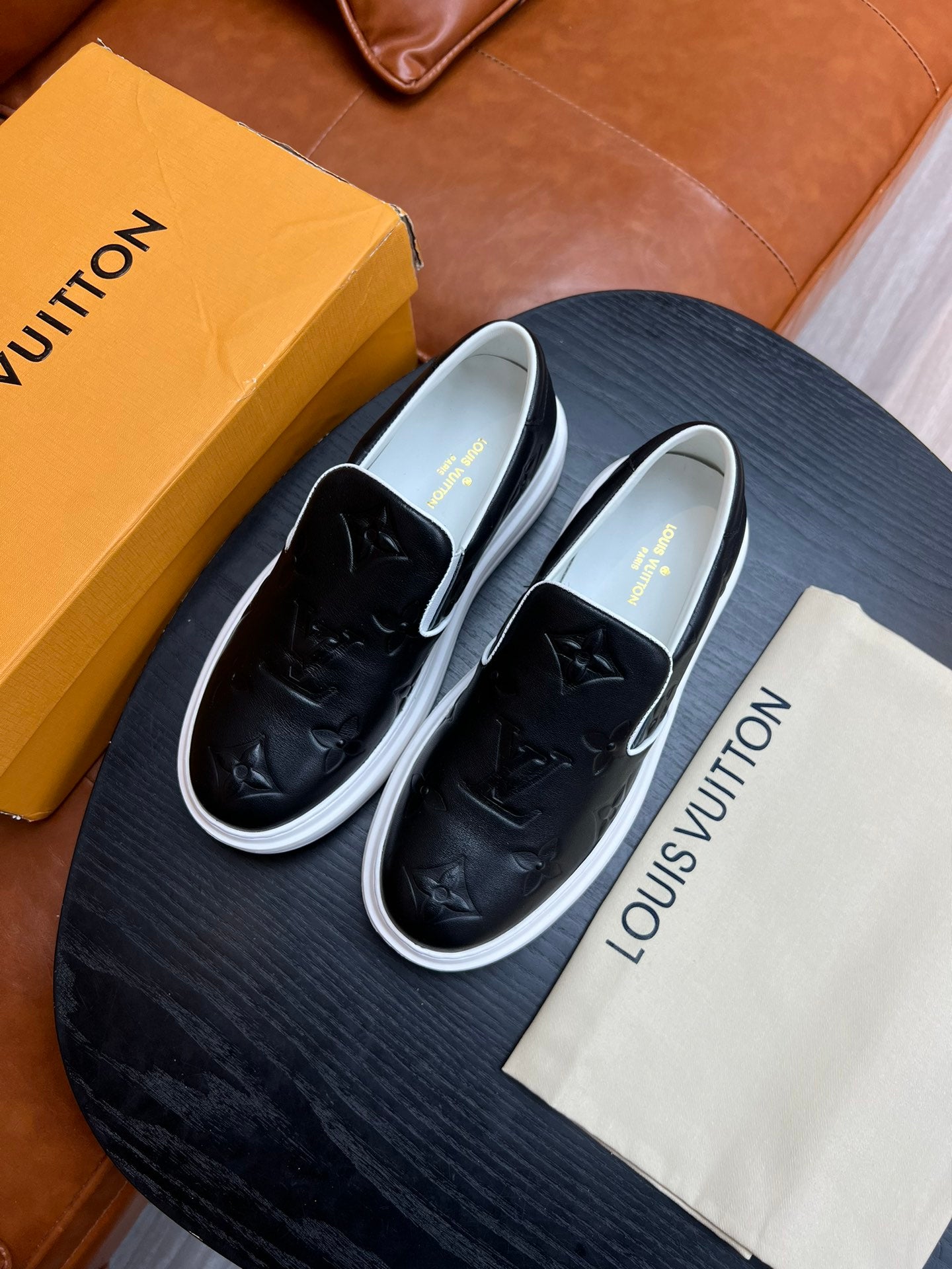 Lv Slip on Leather Black