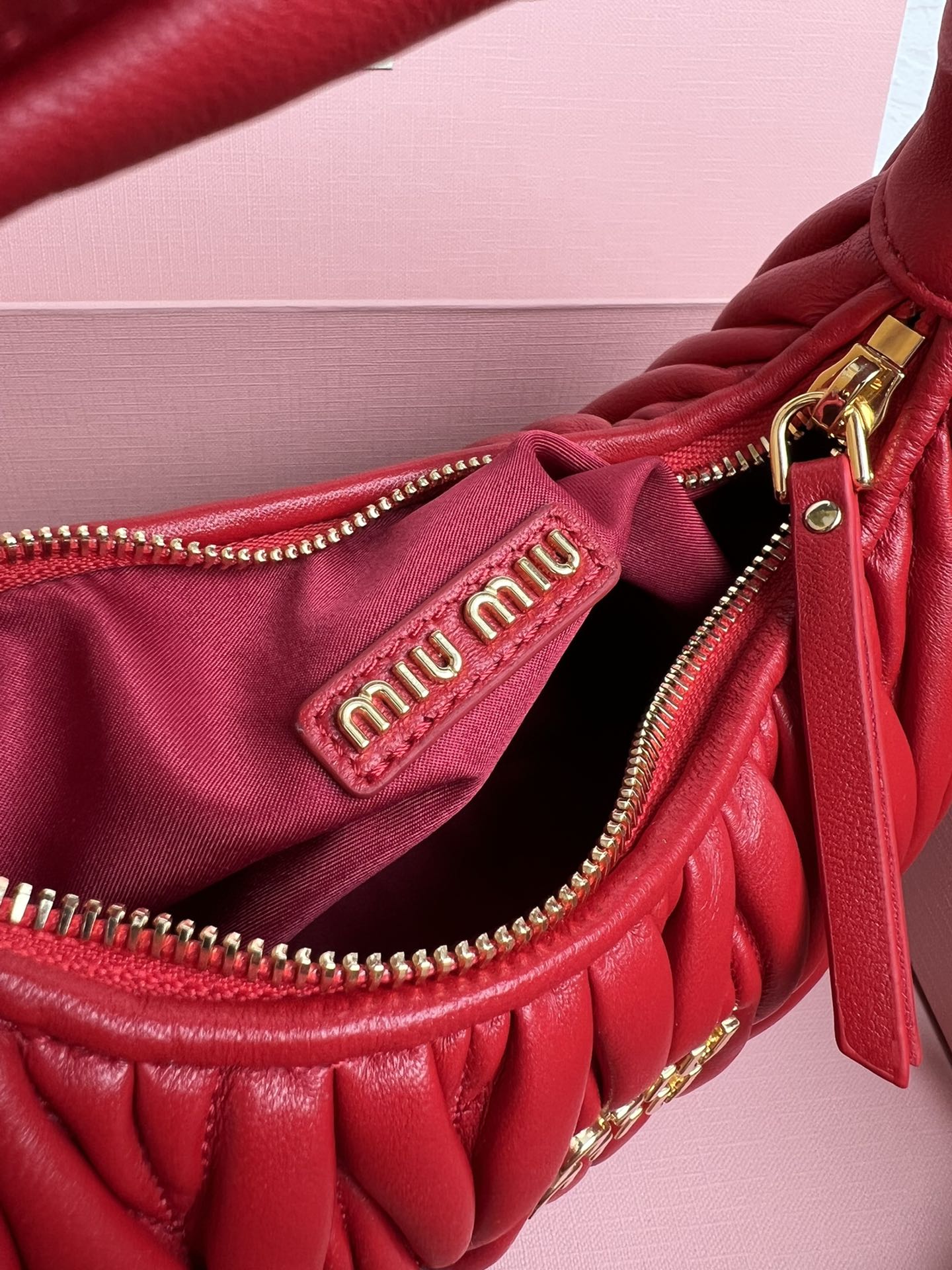 BOLSA Miu Miu Wander Matelasse Satin Mini Hobo Bag Red