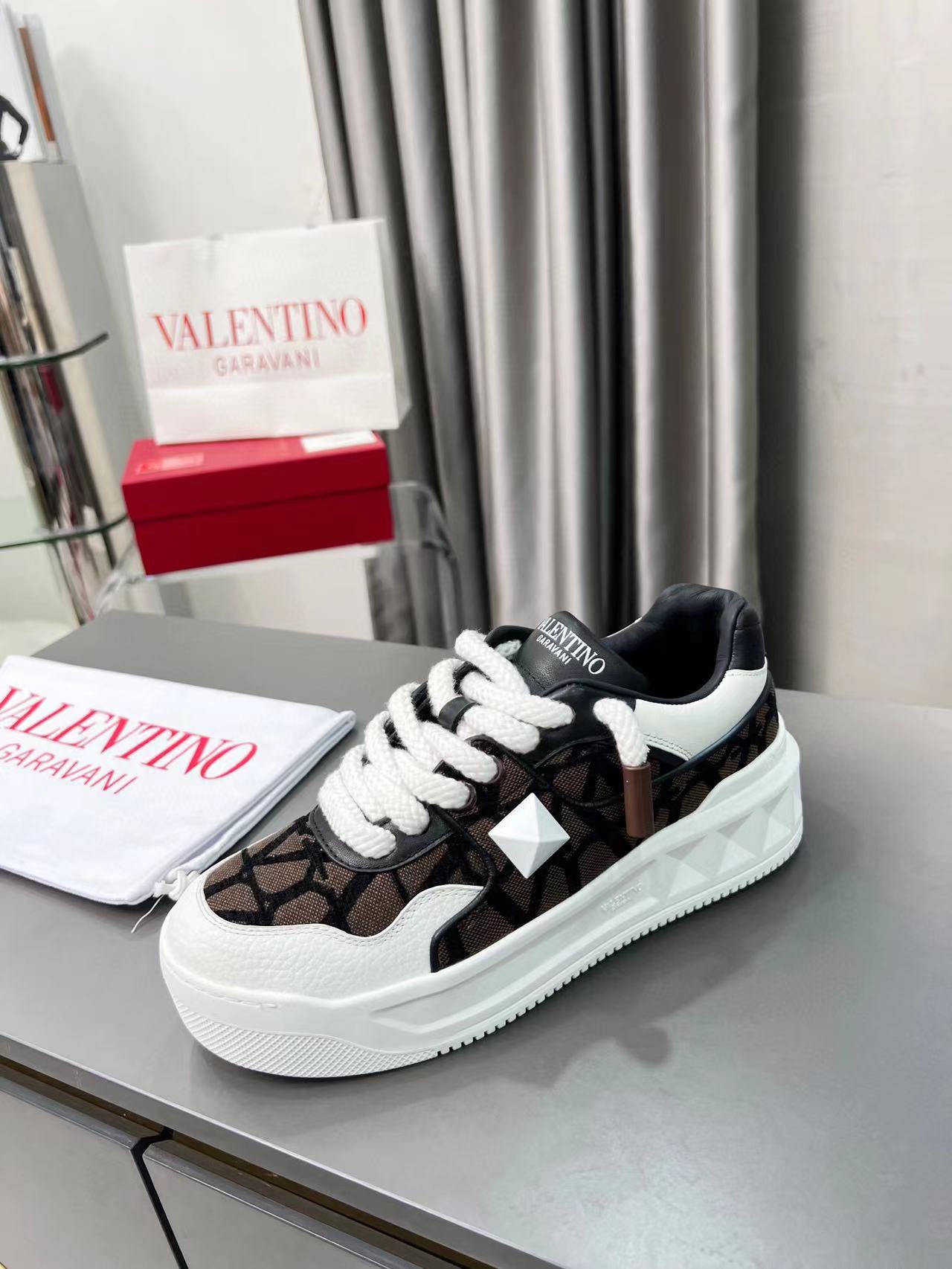 Valentino One Stud XL Brown