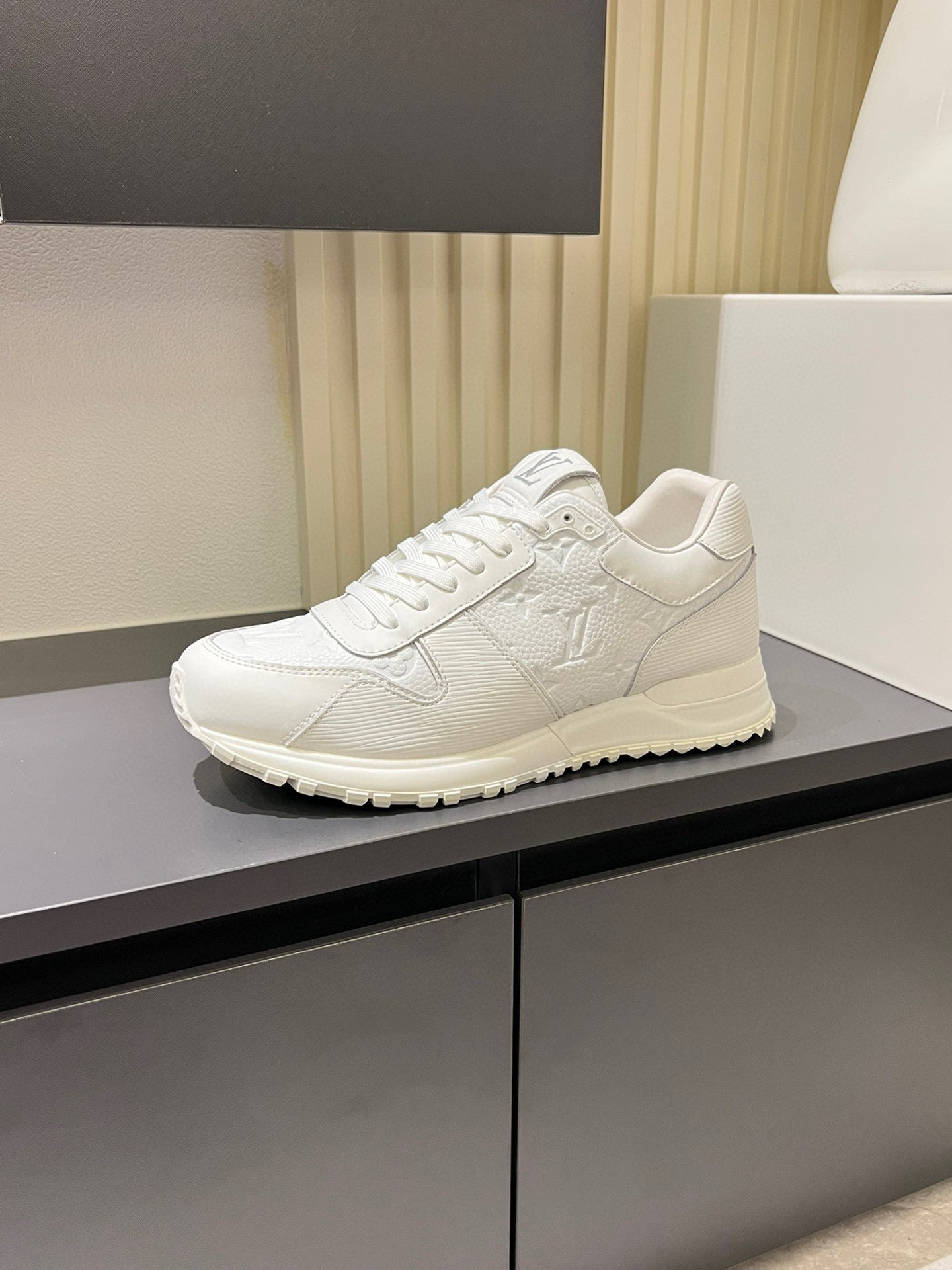 LOUIS VUITTON  Run Away White