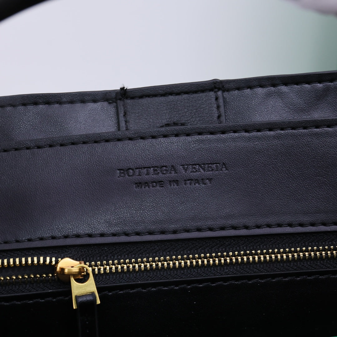 Bottega Veneta Andiamo Bag Medium Black